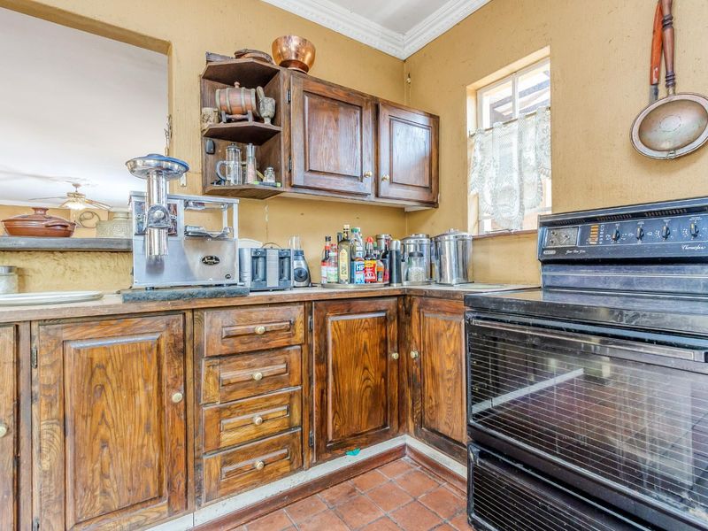 Peaceful Country Living: Two-Bedroom Home with Pool & Two One-Bedroom Cottages! - Photo 9