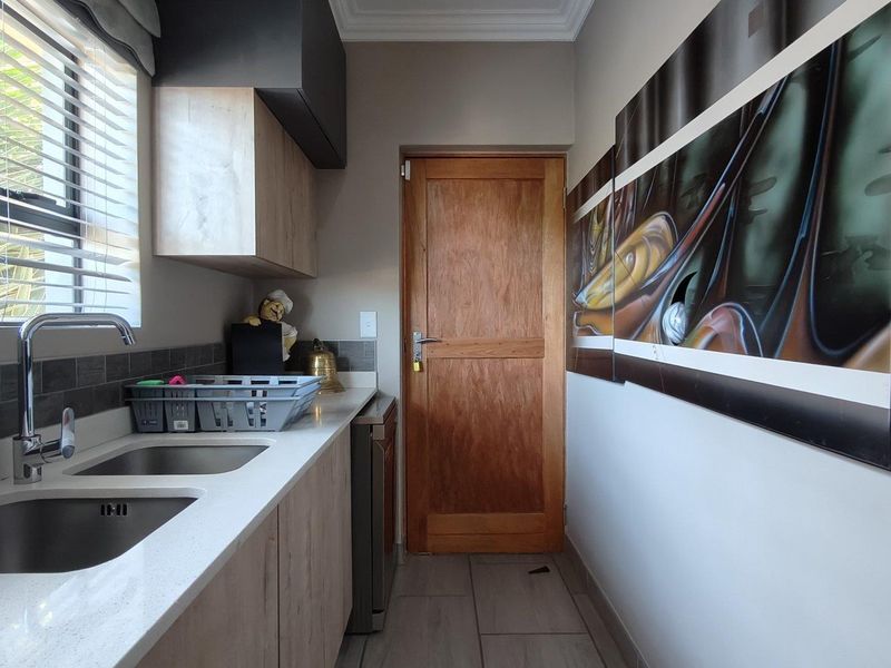 Well maintained family home with flat - Photo 10