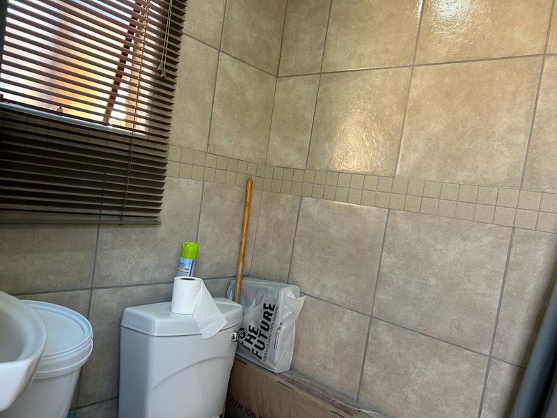 Clayville R 820 000- Neat House for Sale !! - Photo 7