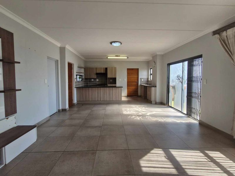 Modern 3-Bedroom Family Home with a Double Garage in Thatchfield Ridge - Photo 6