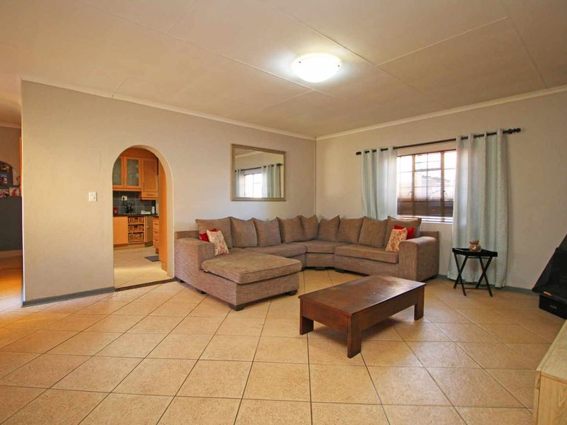 4-Bedroom Family Home with Pool and Entertainment Area - Photo 5
