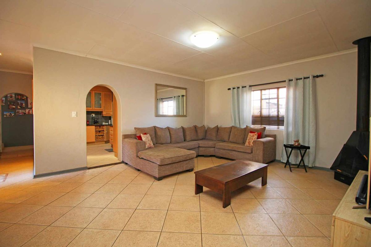 4-Bedroom Family Home with Pool and Entertainment Area - Photo 5