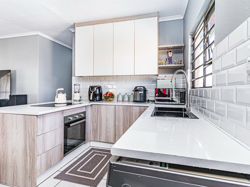 Elegant 3-bedroom home in secure complex with a beautiful garden in Grobler Park - Photo 5