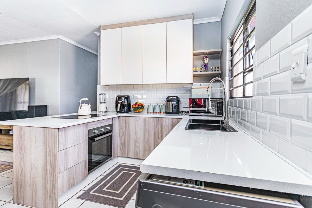 Elegant 3-bedroom home in secure complex with a beautiful garden in Grobler Park - Photo 5