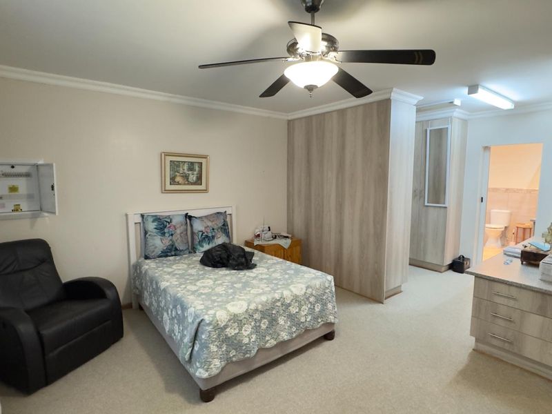 Ultra‐Modern, Upmarket Free‐Standing Town-House - Photo 8