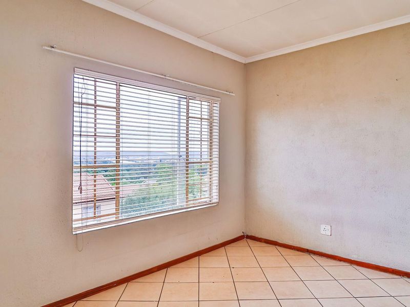 Spacious Double-Story Townhouse in La Montagne - Photo 8