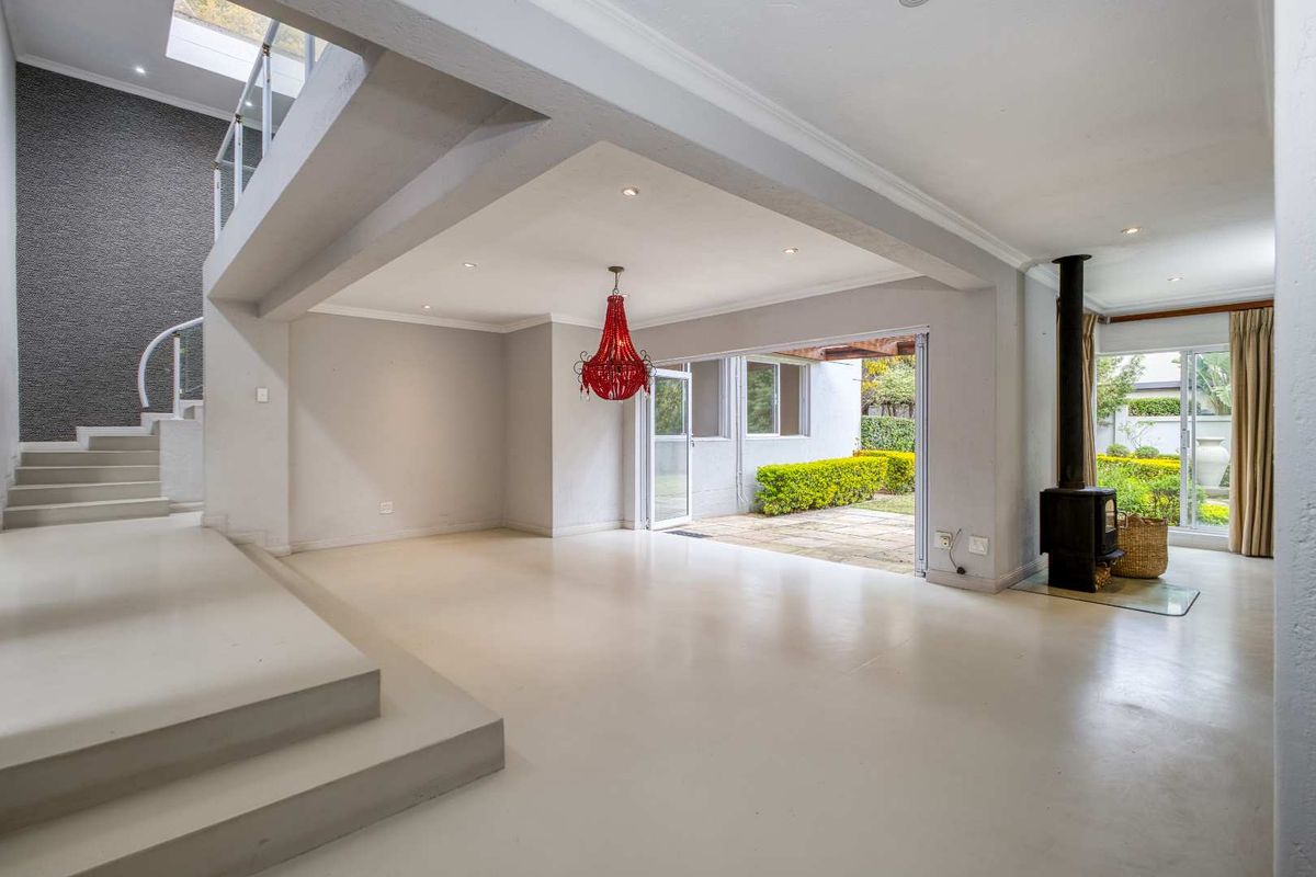 6 Bedroom House for Sale in Dainfern Golf Estate - Photo 2