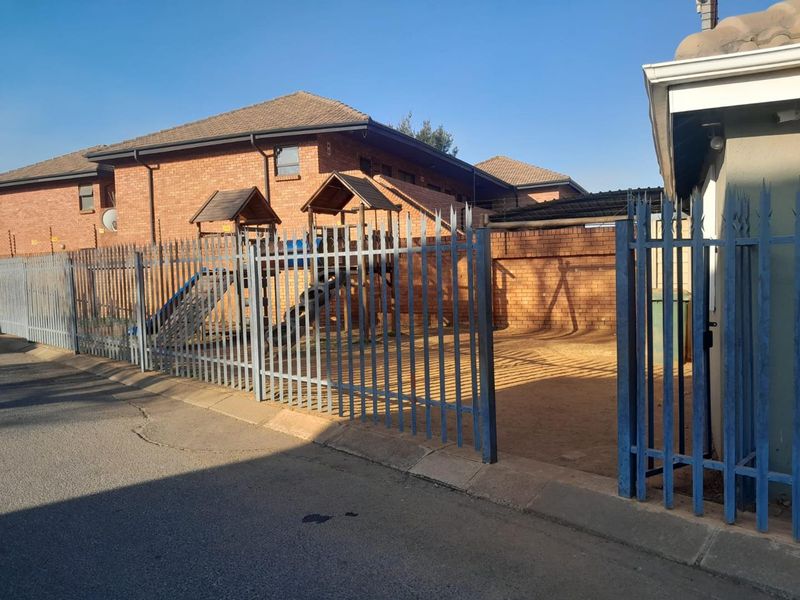 3 Bedroom Townhouse - Photo 2