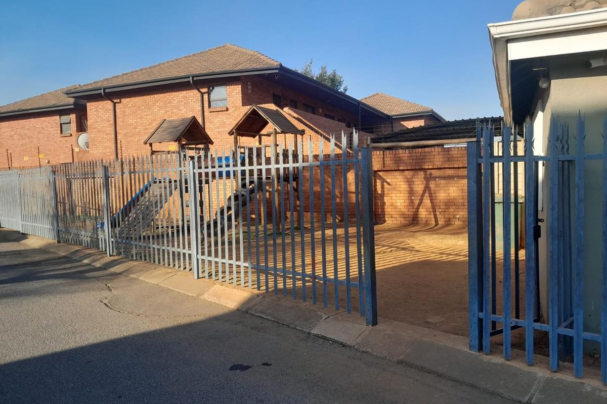 3 Bedroom Townhouse - Photo 2