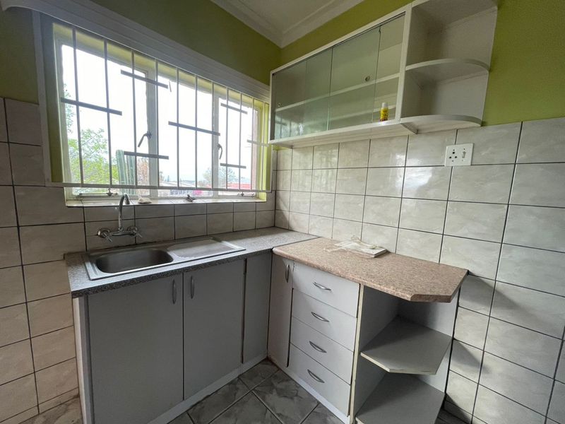 COZY 2 BEDROOM 1ST FLOOR APARTMENT FOR SALE IN WINDHOEK WEST: PASTEURHOF - Photo 5