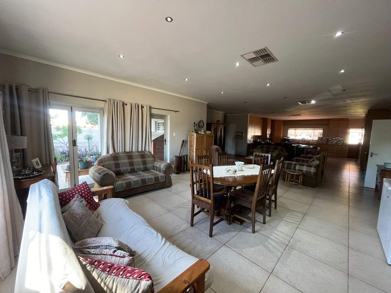 Lovely Family Home with Flat in a Sought-After Area - Photo 4