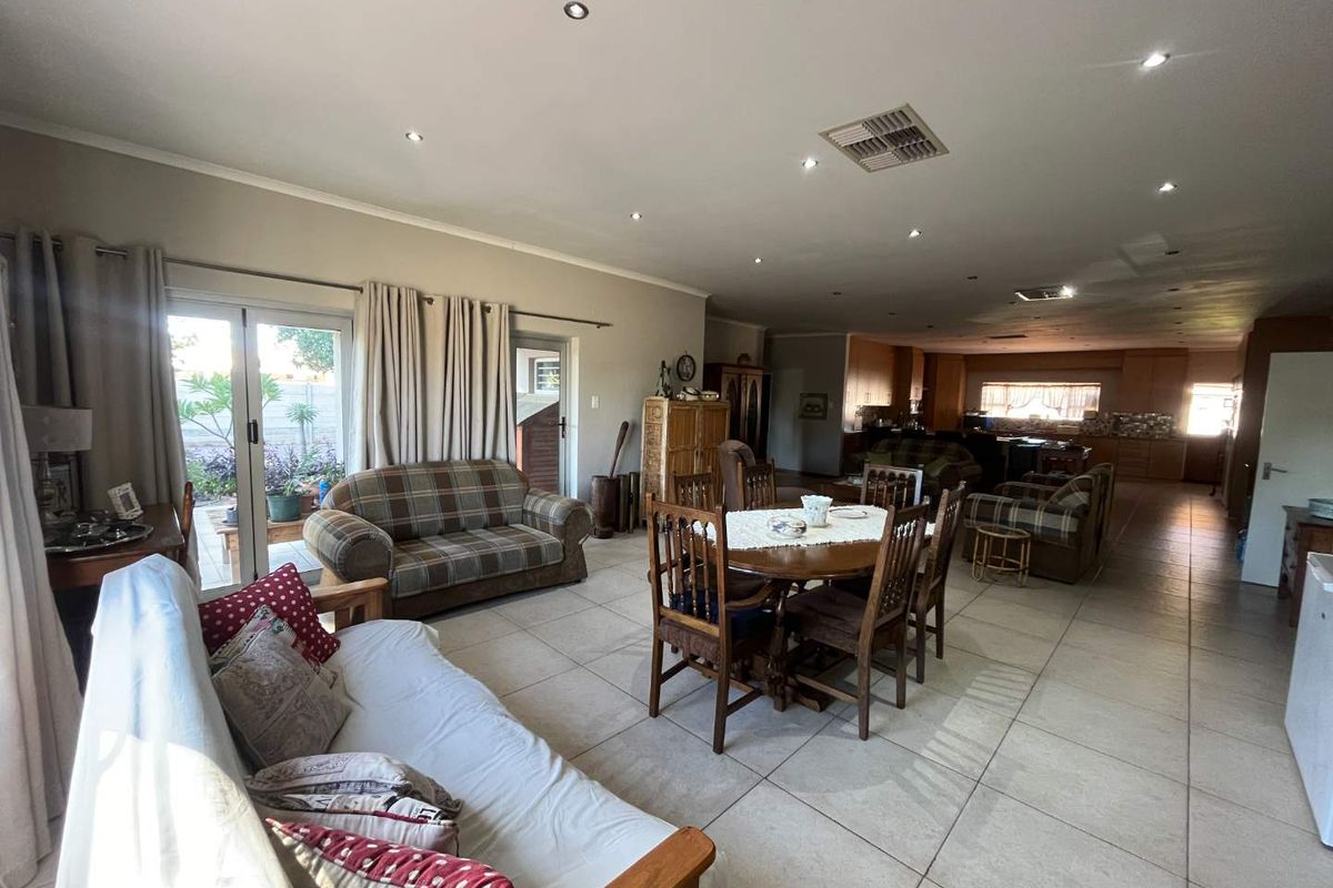 Lovely Family Home with Flat in a Sought-After Area - Photo 4