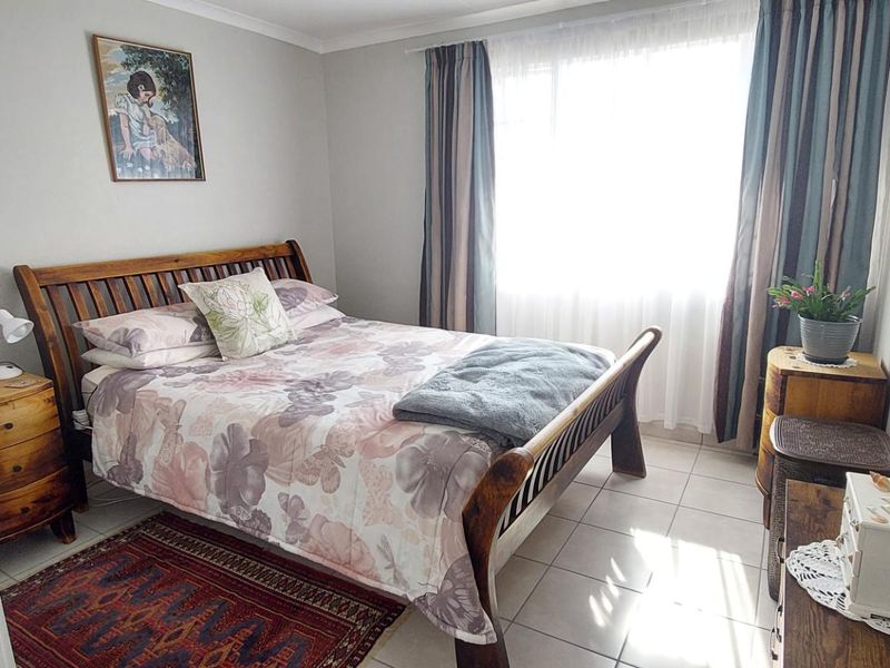 Charming 2 Bed Corner Unit - Photo 4