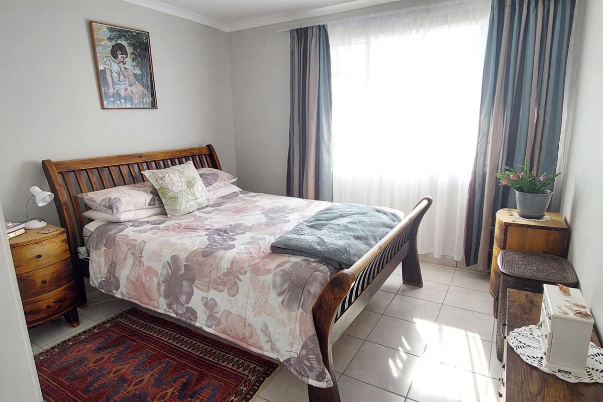 Charming 2 Bed Corner Unit - Photo 4