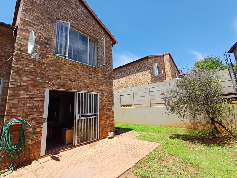 Charming Pet-Friendly Duplex with Enclosed Garden - Photo 7