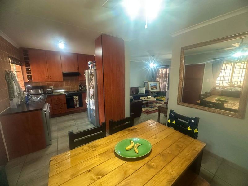 Charming 2 Bedroom Townhouse for Sale - Photo 9