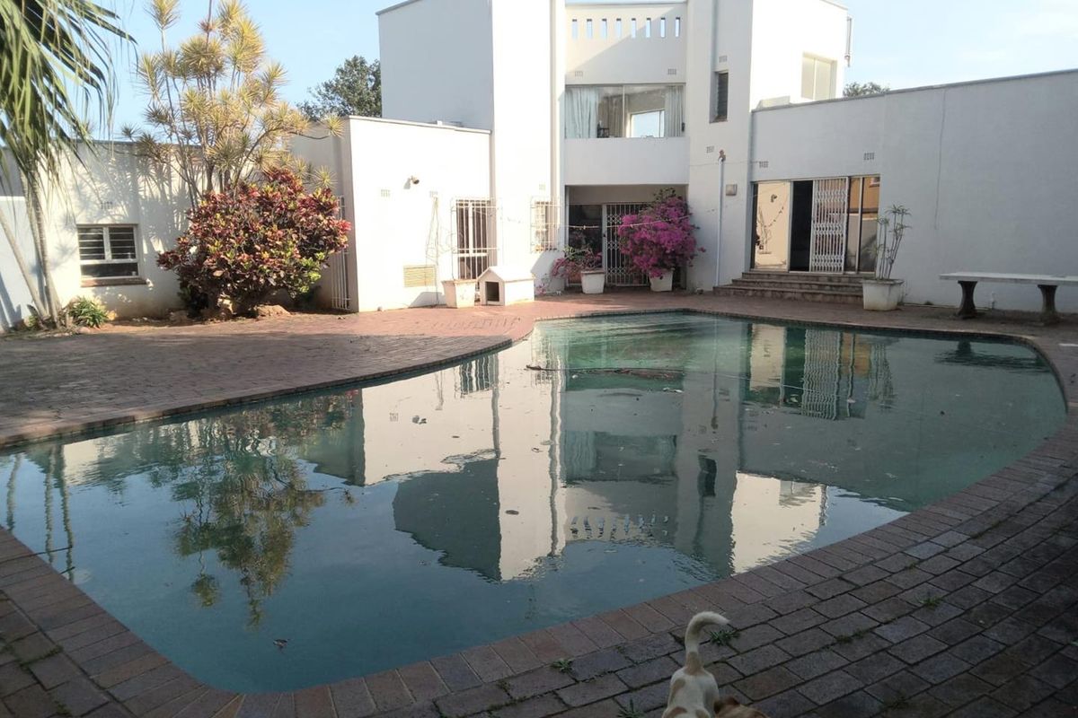 Renovator’s dream on large land in prime La Lucia with exceptional sea views - Photo 5