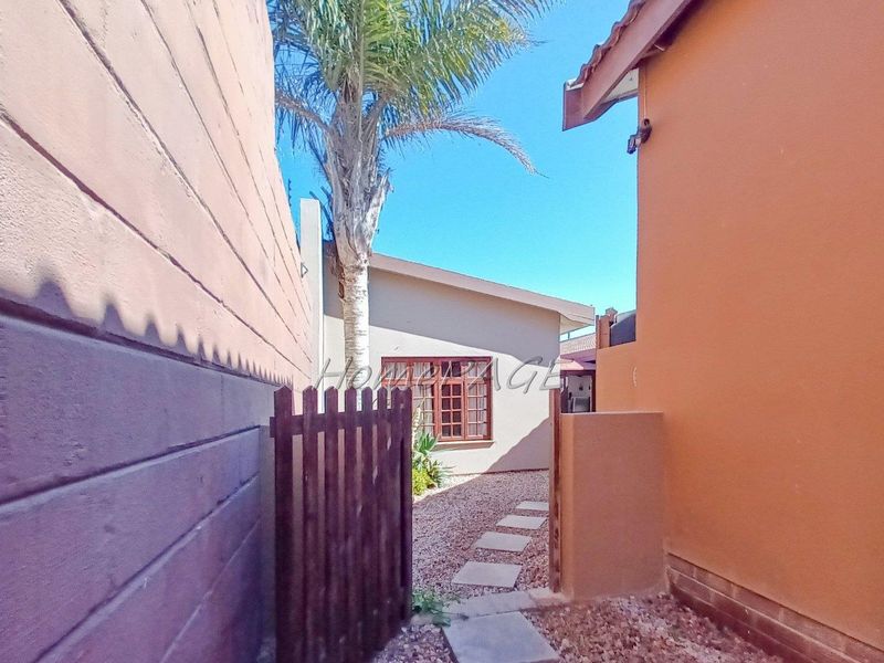 Ext 9, Swakopmund:  4 Bedr Home with 2 Bedr Flat is for Sale - Photo 2