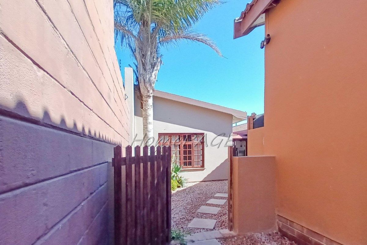 Ext 9, Swakopmund:  4 Bedr Home with 2 Bedr Flat is for Sale - Photo 2