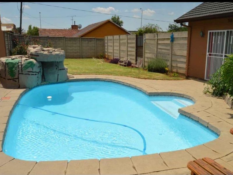 Family Home for Sale with Flatlet - Photo 3