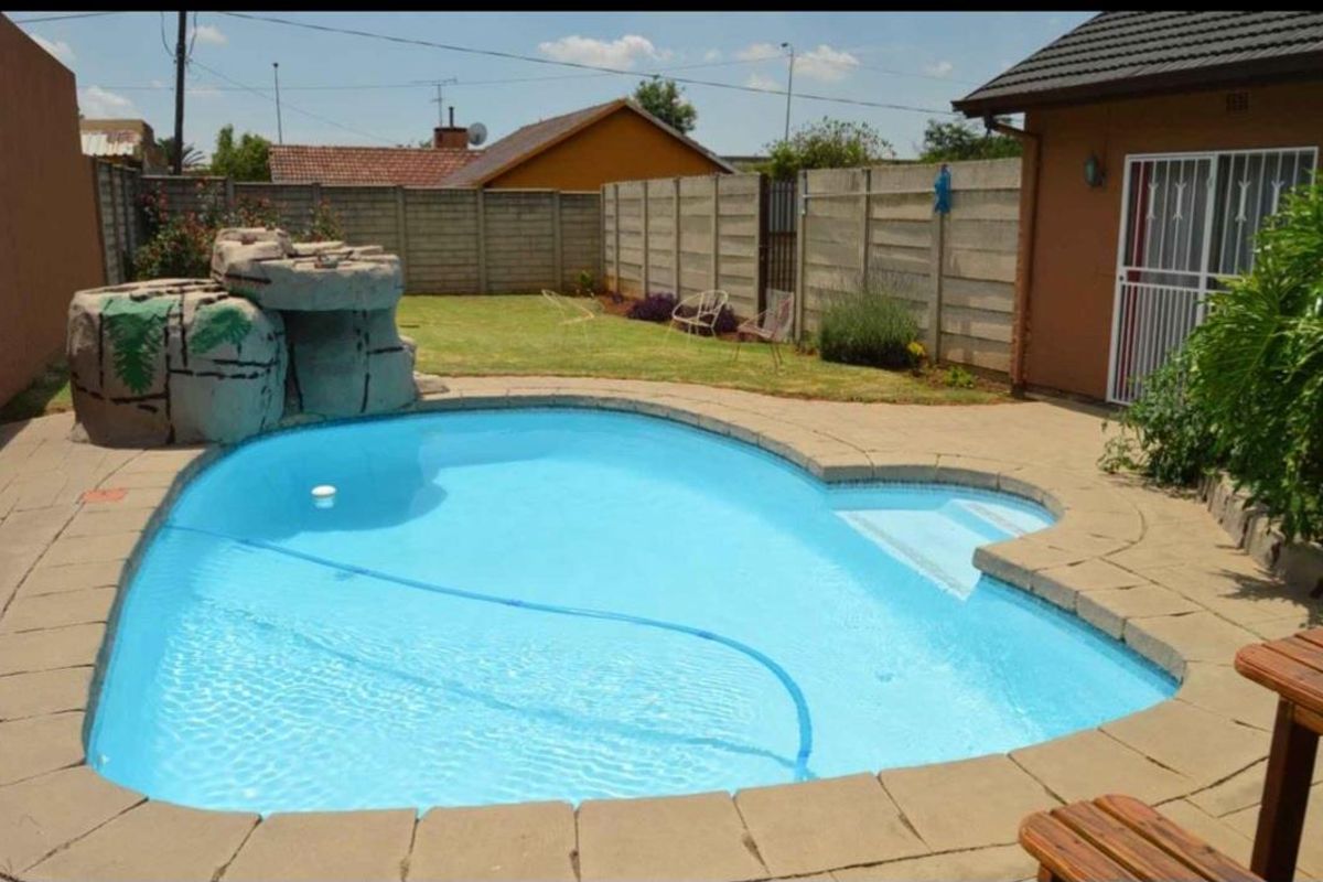 Family Home for Sale with Flatlet - Photo 3