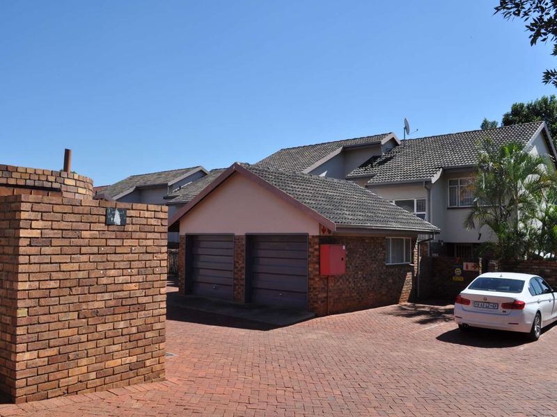 Spacious 3 bedroom duplex with wrap around garden - Photo 6