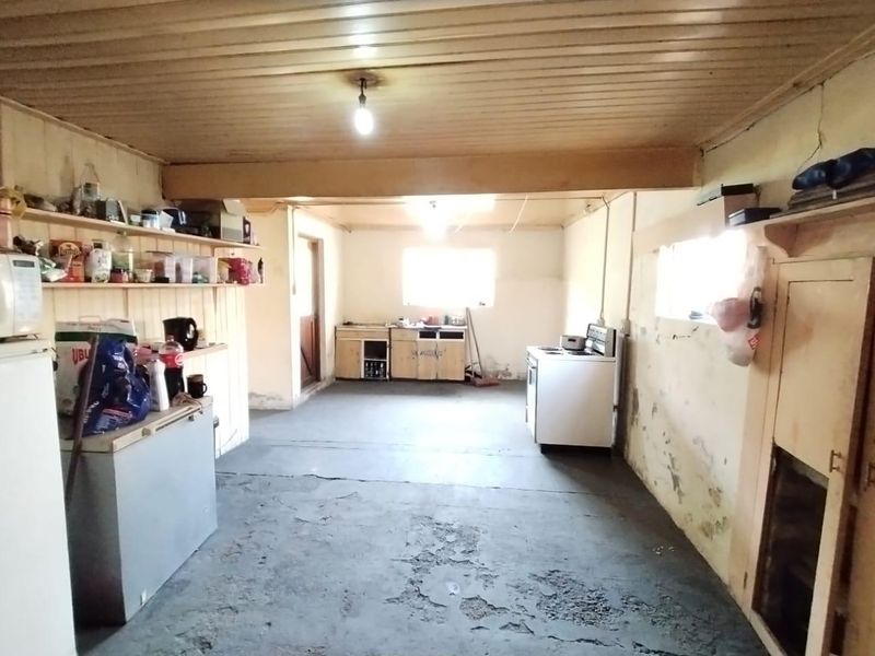 Fixer-upper with potential - Photo 7