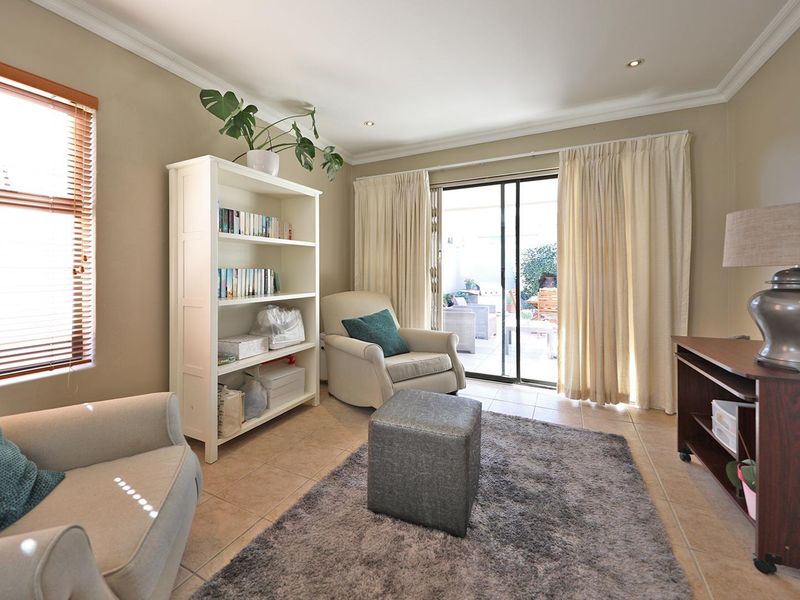 Lock up and go family home in the heart of Plattekloof. - Photo 4