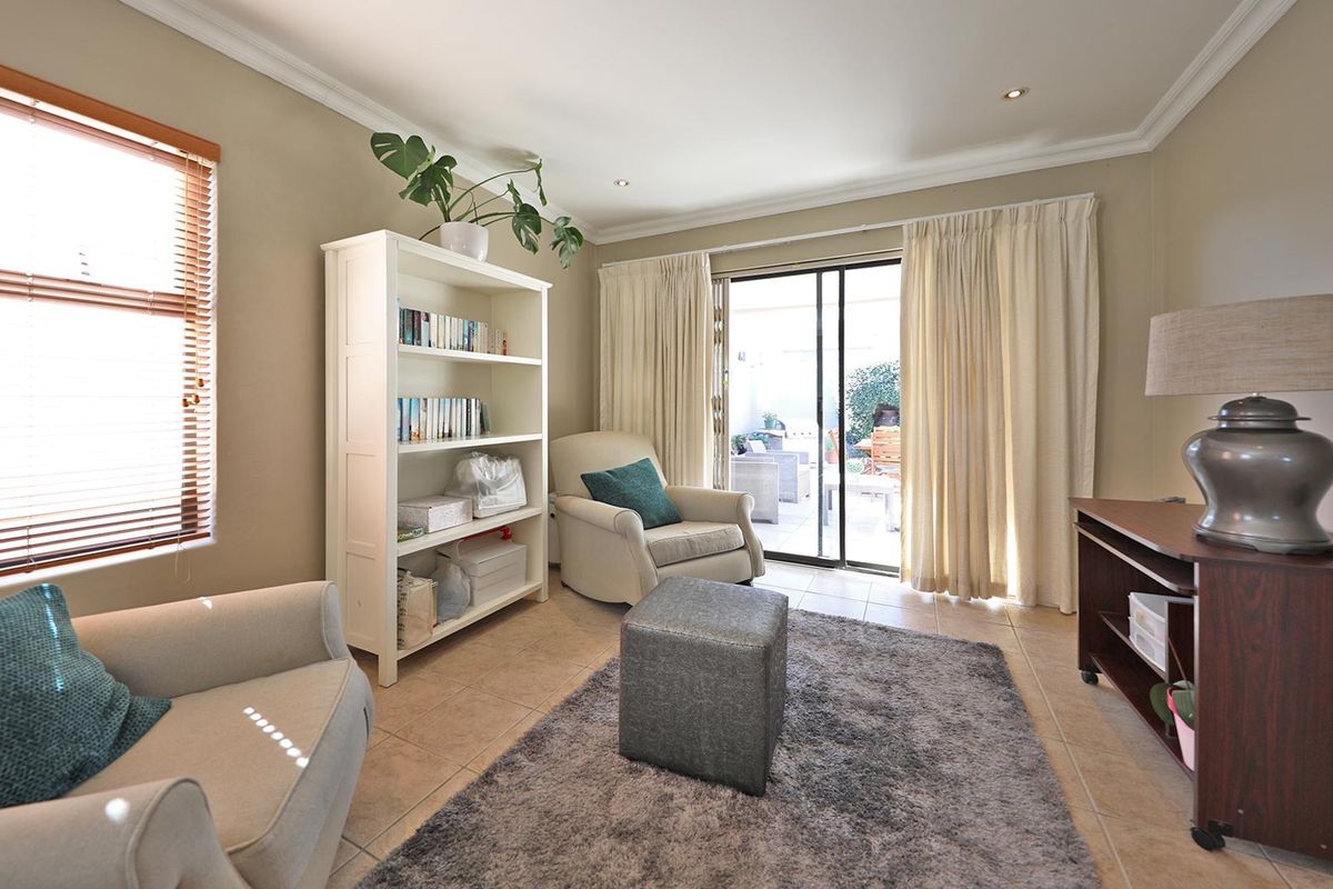 Lock up and go family home in the heart of Plattekloof. - Photo 4