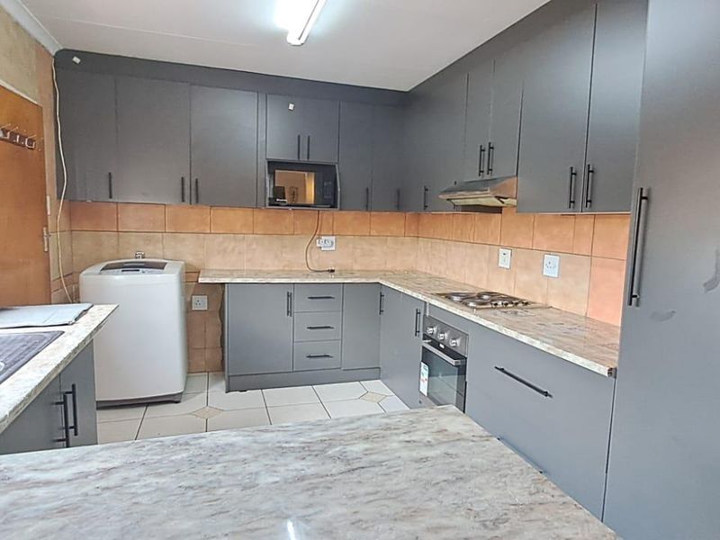 Low-Maintenance Simplex with Space to Breathe - Photo 2