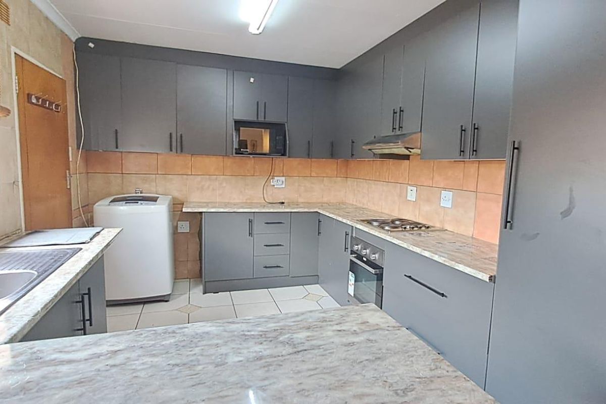 Low-Maintenance Simplex with Space to Breathe - Photo 2