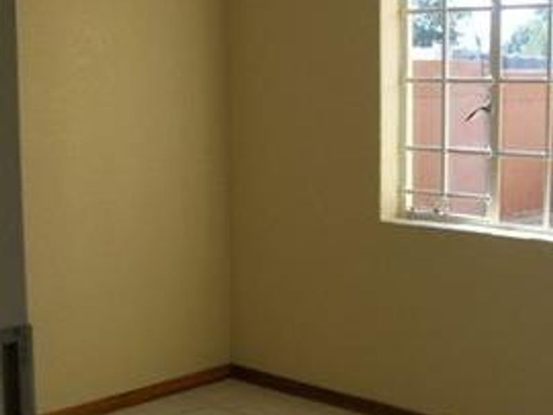 Modern 2-Bedroom Apartment for Rent in Stratford, Garsfontein - Photo 3