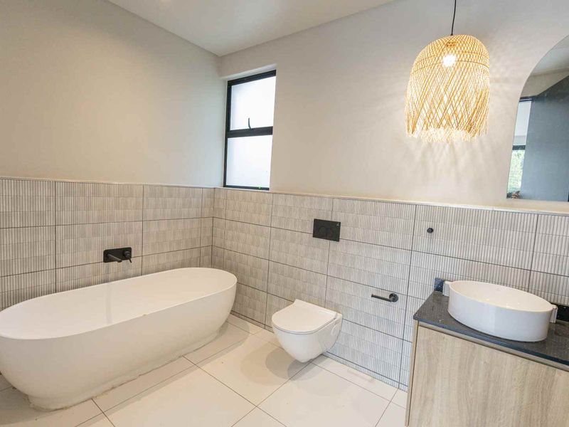 Ultra-Modern Top-Floor Apartment in Prestigious Waterkloof - Photo 10