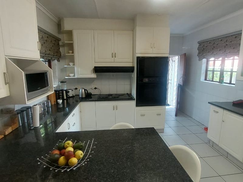 Family Haven: 6 Bedrooms with Pool & Security! - Photo 10