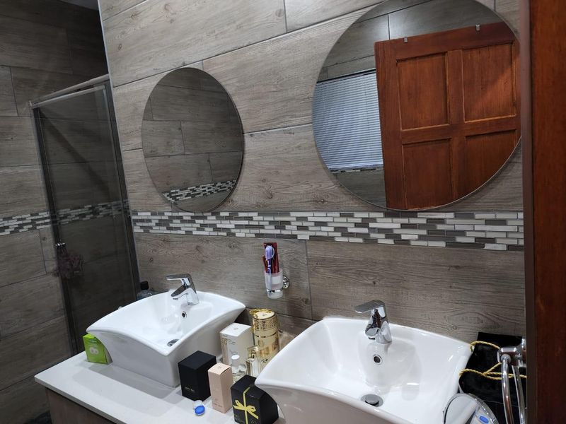 Luxury Living Starts Here – Your Heuwelsig Haven Awaits! - Photo 8