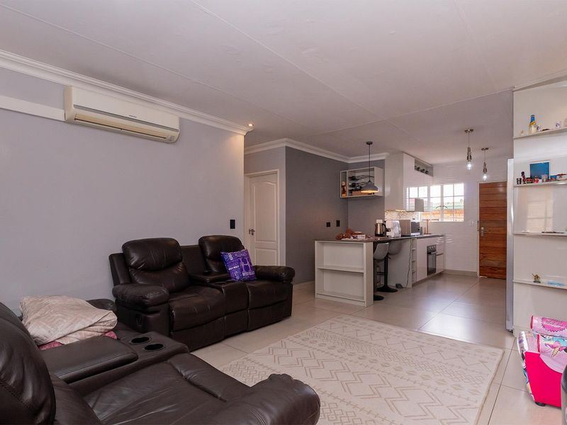 Spacious 3-Bedroom Facebrick Townhouse – Modern Living with Private Garden - Photo 6