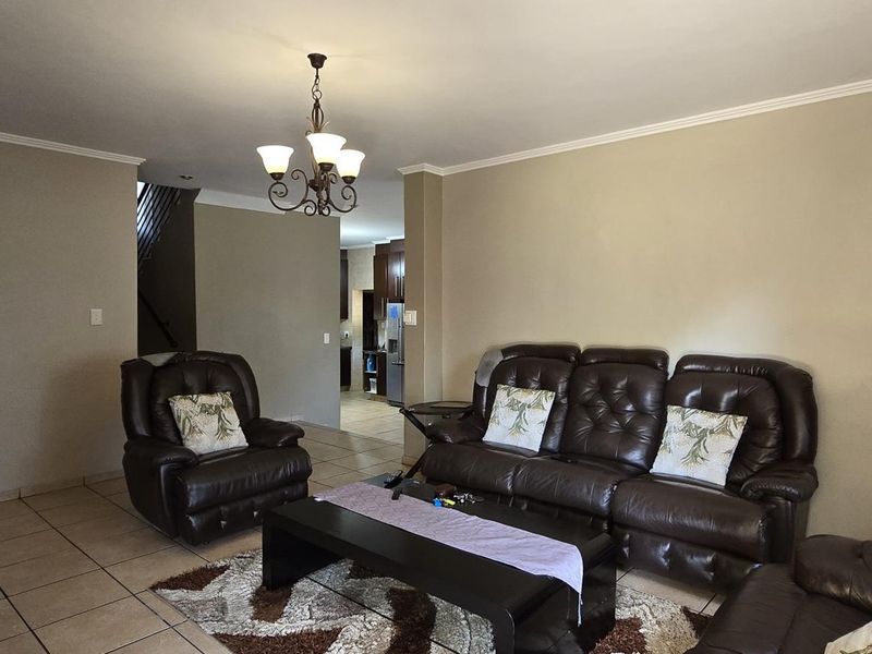 Stunning House In Rooihuiskraal Ext 22 - Photo 7
