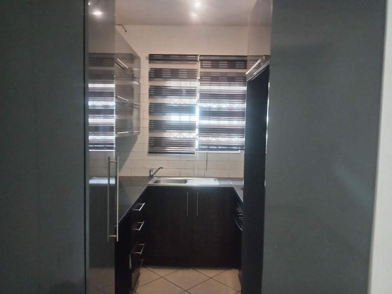 TWO BEDROOM TOWNHOUSE FOR SALE IN DAWN PARK - Photo 3