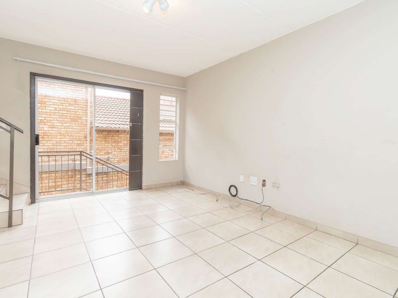 Spacious Duplex 3 Bedroom Townhouse - Photo 2
