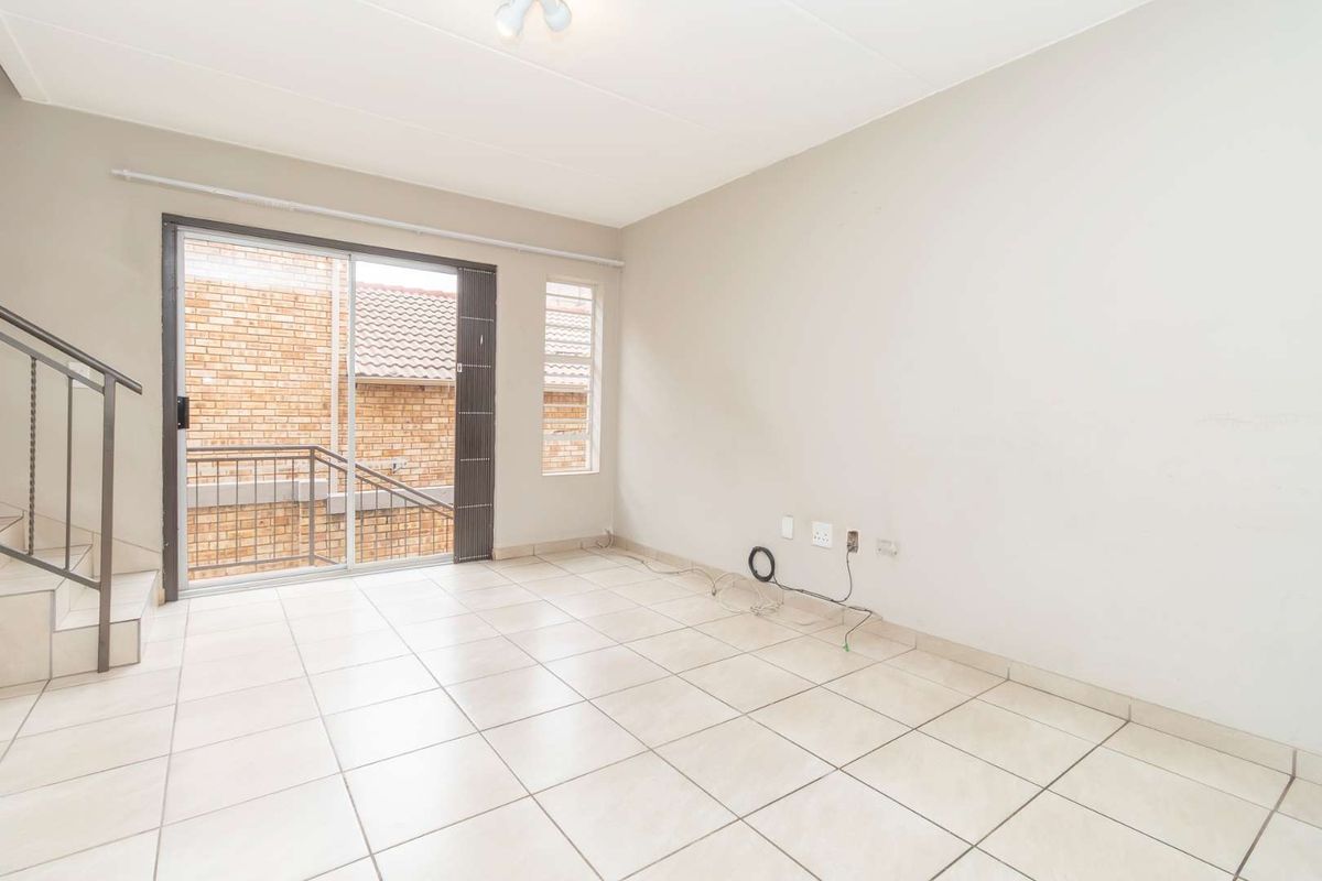 Spacious Duplex 3 Bedroom Townhouse - Photo 2
