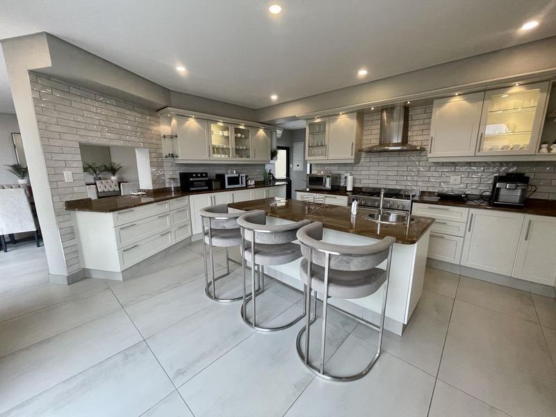 Hendra - Luxury Fully Furnished 5 Bedroom Home with Uninterrupted Sea Views | Umhlanga - Photo 4