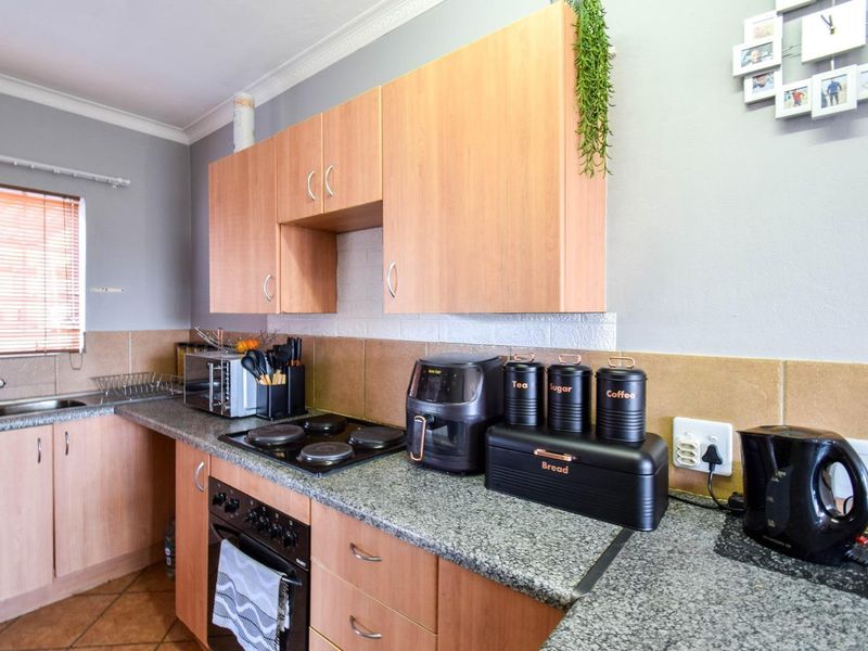 Neat & Tidy, ground-floor, Two bedroom unit - West Park - Photo 5