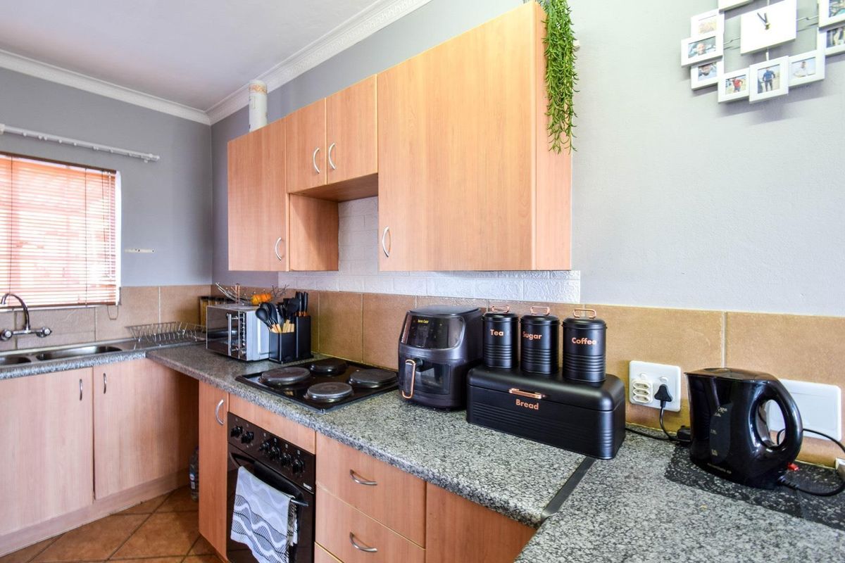 Neat & Tidy, ground-floor, Two bedroom unit - West Park - Photo 5