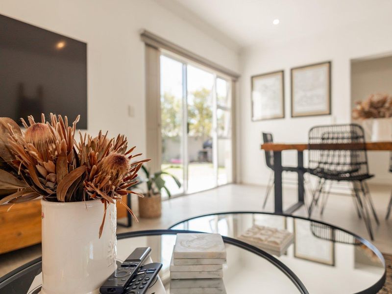 Sunny single story family home. - Photo 8