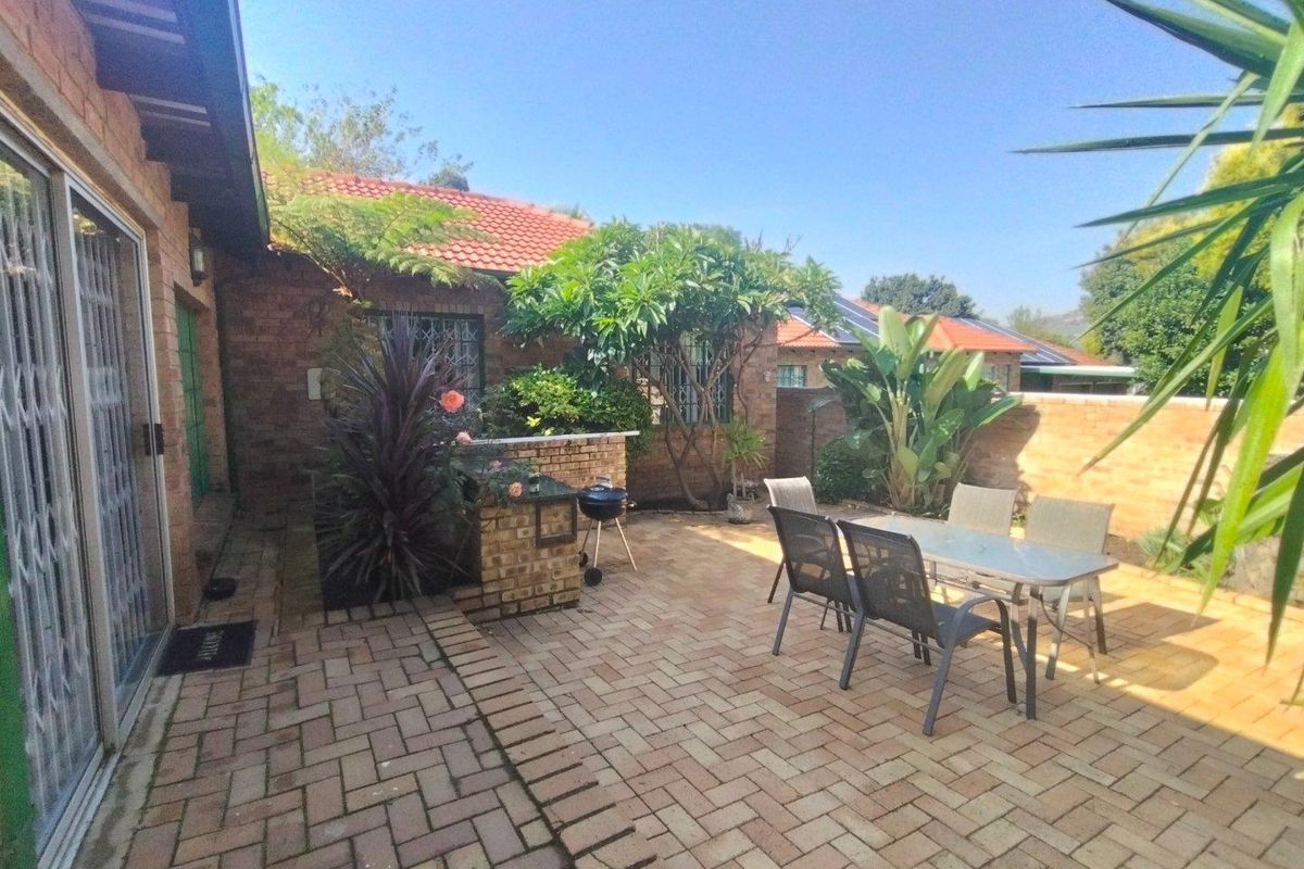 3 Bedroom Townhouse with Home Office for sale Wilgeheuwel/Radiokop - Photo 2