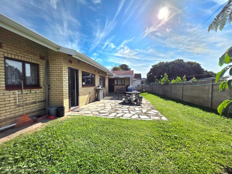 Entertain in Style in Northdene – Spacious 6 Bedroom Family Home with Pool & Solar and  converted flatlet. - Photo 4