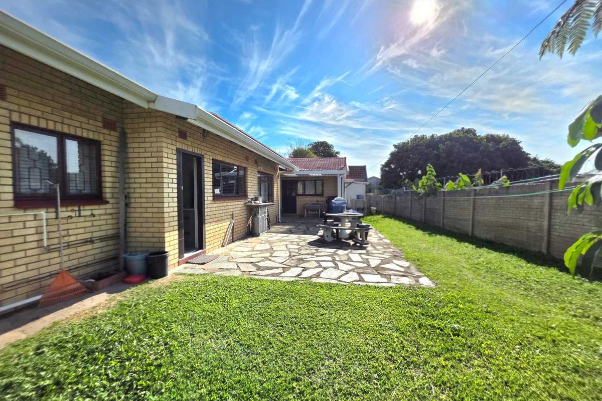 Entertain in Style in Northdene – Spacious 6 Bedroom Family Home with Pool & Solar and  converted flatlet. - Photo 4