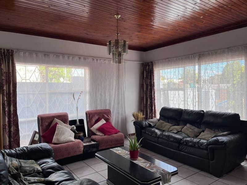 3 bedroom house in Khomasdal 2.2million - Photo 3