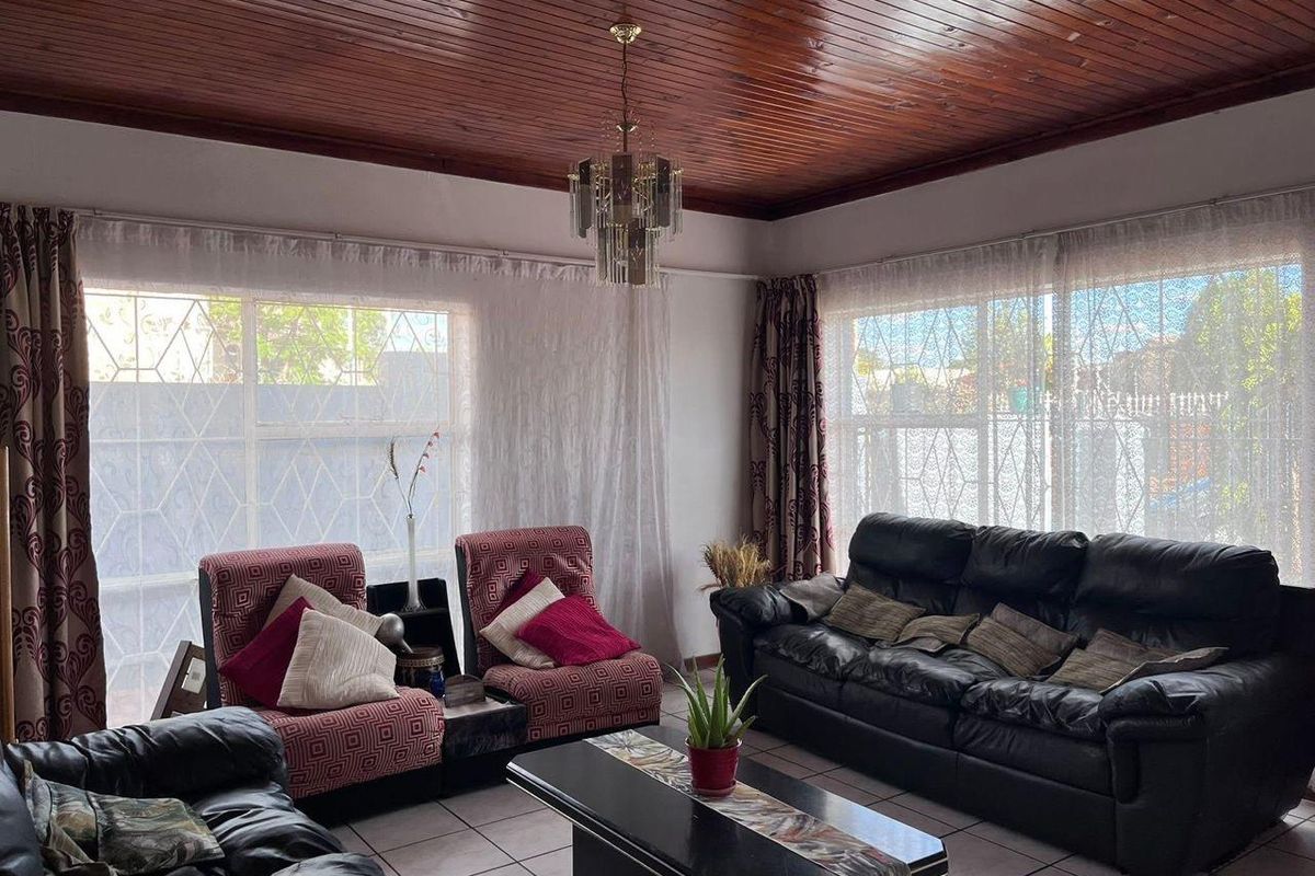 3 bedroom house in Khomasdal 2.2million - Photo 3