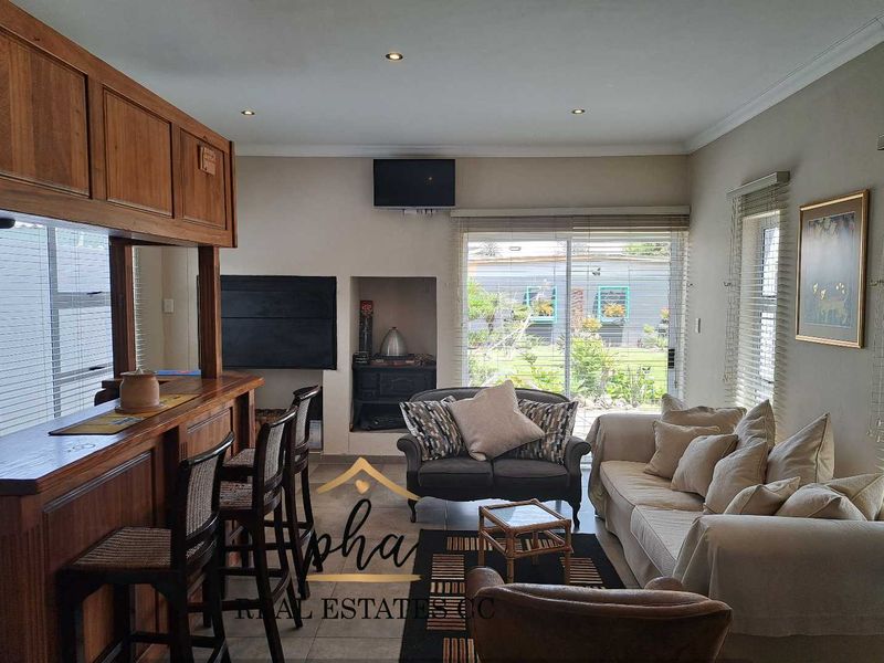 Exceptional 4 bedroom Family home with  beautiful 2 bedr flat in prime Lagoon Area, Walvis Bay - Photo 6